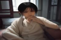 心理咨询师在温暖工作室内讲解性骚扰受害者心理修复方法，暖色调专业氛围